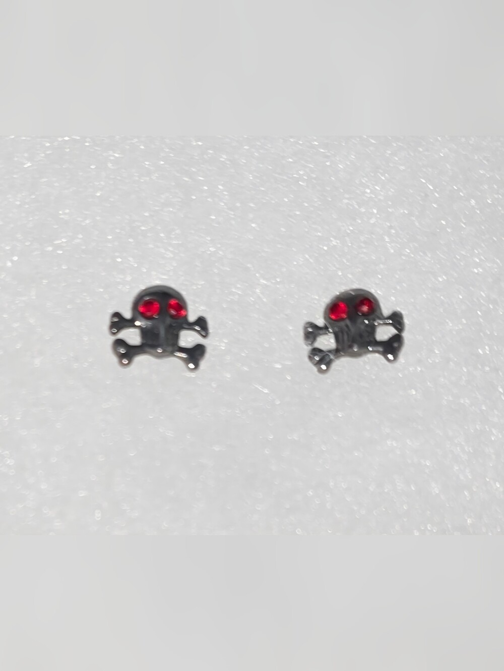 Red Eye Skull Earrings.